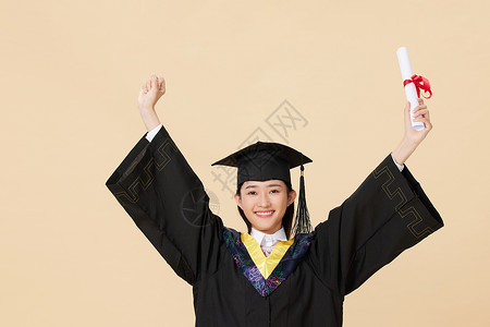 手拿毕业证高兴的女生学位帽高清图片素材