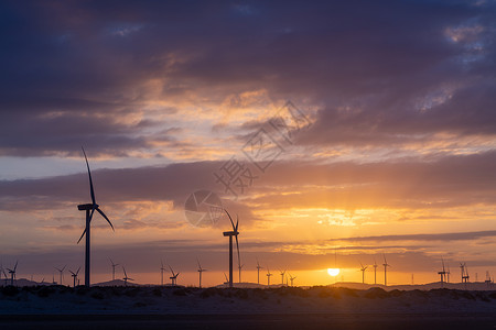 正能量夕阳下的风力发电机剪影背景