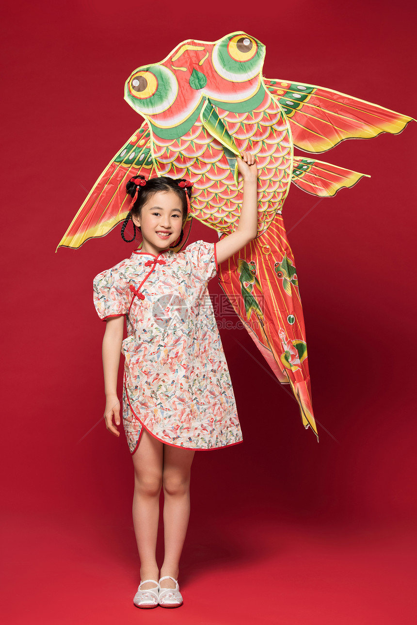 女孩拿着中国传统文化风筝背景图片