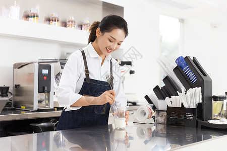 饮品店桌牌饮品店女性服务员制作奶茶背景