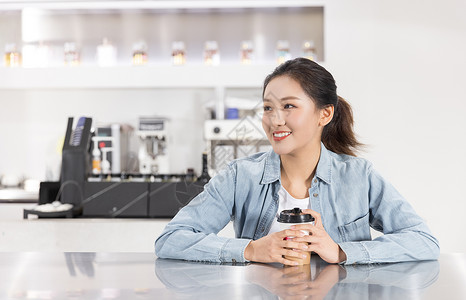 喝奶茶的人女性顾客在奶茶店喝奶茶背景