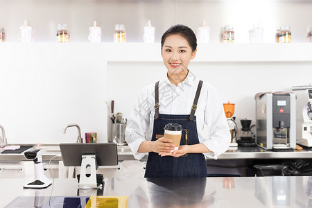 饮品店女性服务员端着咖啡图片