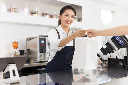 饮品店女性服务员递交外卖袋高清图片