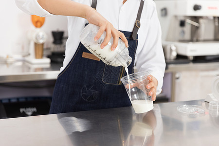 饮品店女性服务员制作奶茶咖啡师高清图片素材