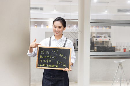 饮品店女性服务员举促销黑板图片