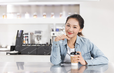 喝奶茶的人女性顾客在奶茶店喝奶茶背景