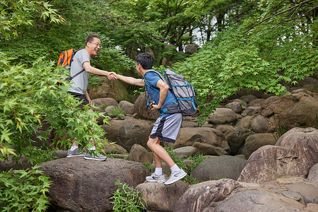 父子登山中年父子相伴户外郊游背景