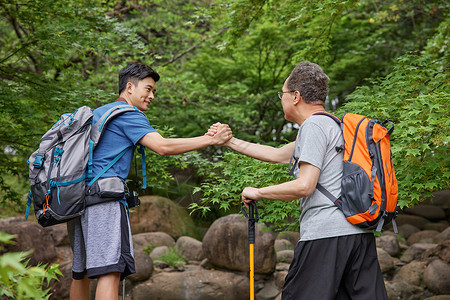 老人郊游中年父子相伴户外郊游背景