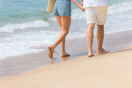 夏日情侣海边沙滩散步特写图片