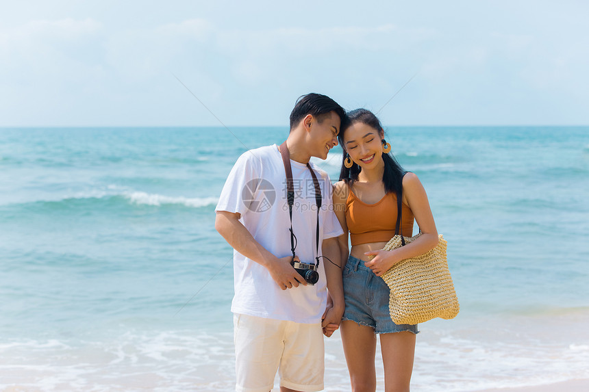 夏日情侣海边沙滩散步图片