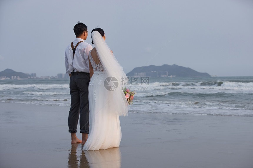 夏日海边青年情侣婚纱照图片