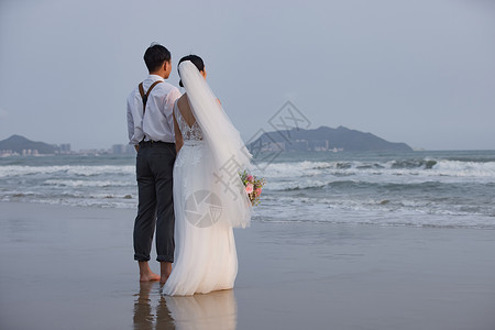 夏日海边青年情侣婚纱照图片