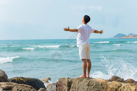 夏季男孩背影青年男性张开手臂拥抱大海背影背景