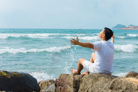 夏季男孩背影青年男性张开手臂拥抱大海背影背景