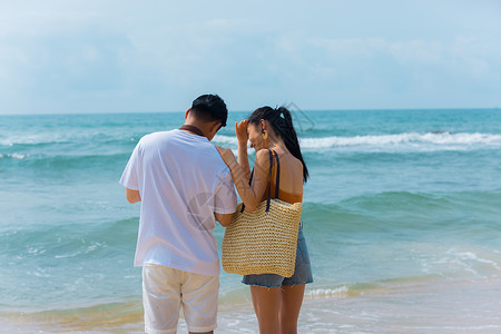 夏日情侣海边沙滩散步高清图片