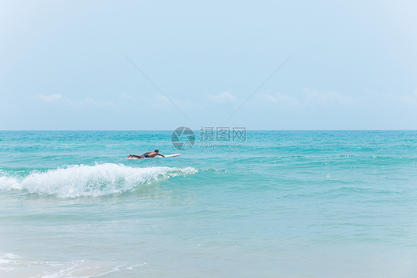男性大海里冲浪图片