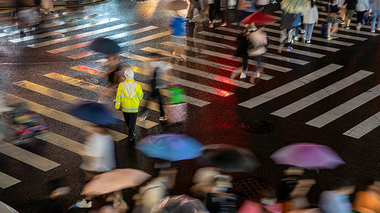 横跨路斑马雨天斑马线上撑伞的人流背景