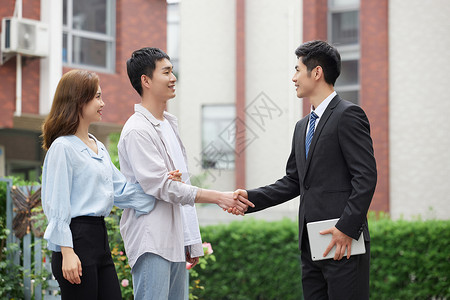 房地产销售人员向新婚夫妻介绍房源亚洲人高清图片素材