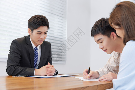 新婚夫妻和房地产销售人员签订购房合同亚洲人高清图片素材