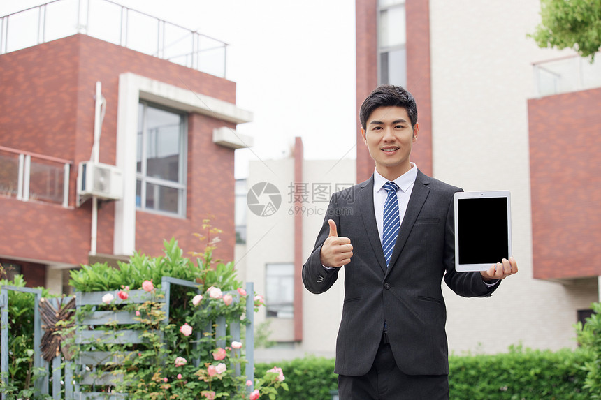 男性房地产销售人员展示平板电脑图片