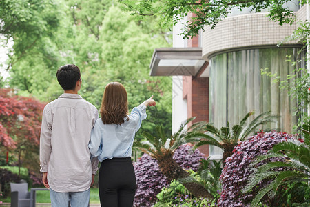 新婚夫妻买房购房入住新家背影高清图片