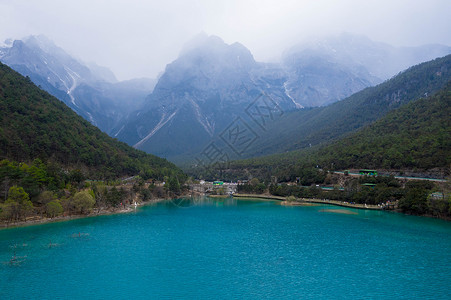 航拍丽江玉龙雪山蓝月谷图片