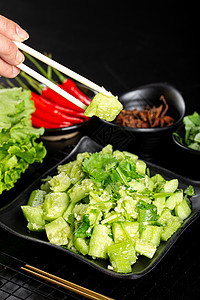筷子夹起黄瓜背景图片