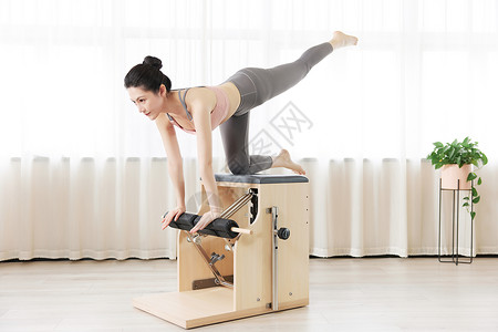 瑜伽运动女孩瑜伽女孩普拉提稳踏椅训练背景