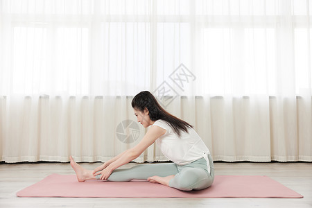女性瑜伽运动拉伸图片