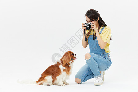 爱宠美女给狗狗拍照图片