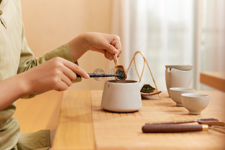 茶道茶艺美女倒茶叶特写图片