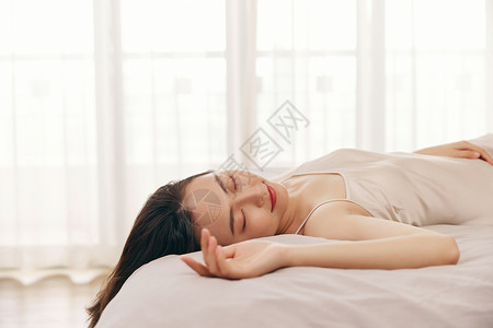 睡衣美女独居休闲生活躺在床上图片