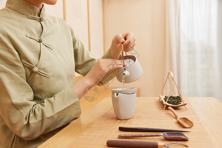 茶道茶艺美女倒茶水特写图片