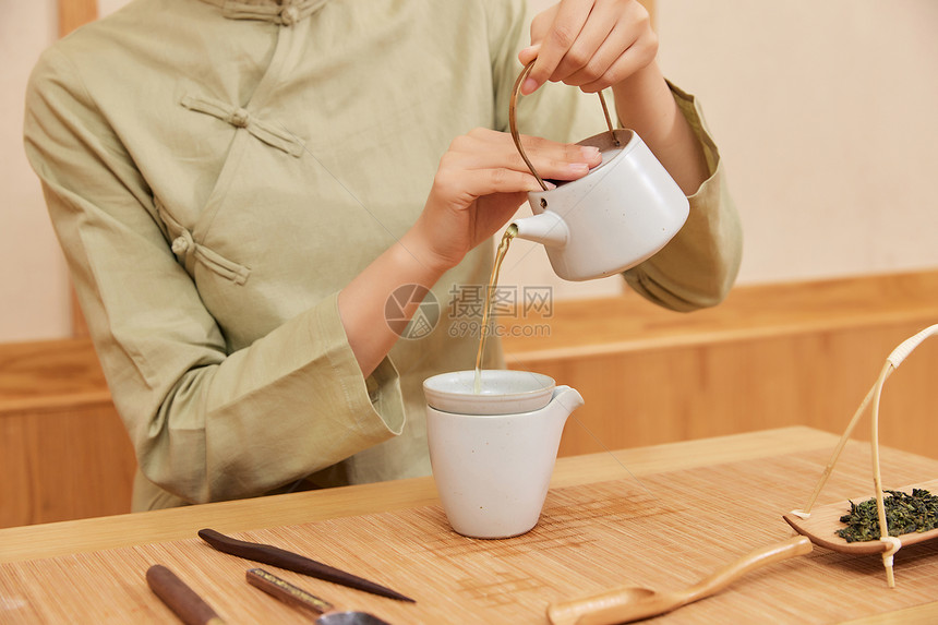 茶道茶艺美女倒茶水特写图片