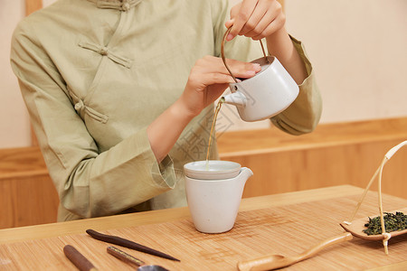 茶道茶艺美女倒茶水特写图片