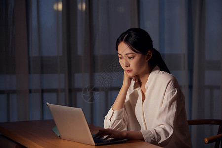 女性深夜居家使用电脑高清图片