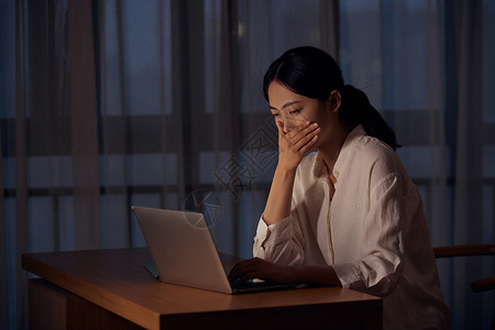 职场女性深夜居家工作加班疲惫困倦图片