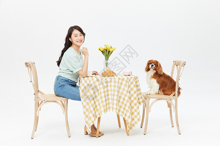 美女和宠物狗共同进餐背景图片