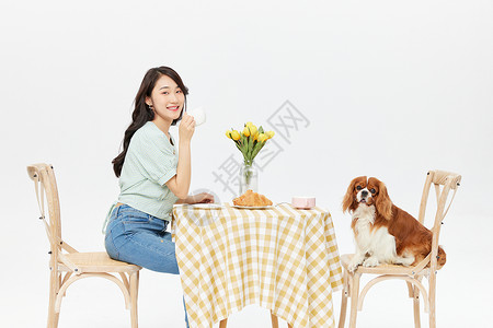 美女和宠物狗共同进餐背景图片