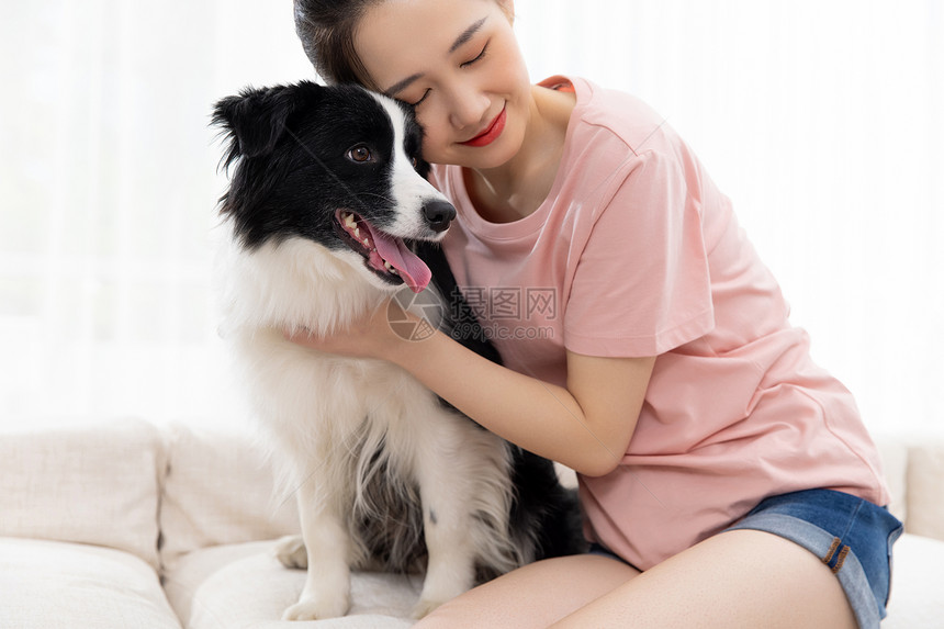 美女和宠物牧羊犬亲密陪伴图片