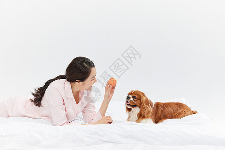 睡衣居家女孩与宠物狗相伴图片