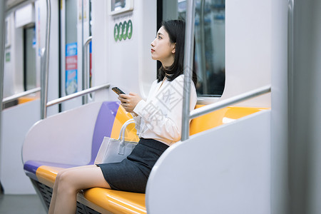 地铁上看手机的女性都市生活高清图片素材