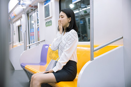 乘坐地铁的疲惫女性图片