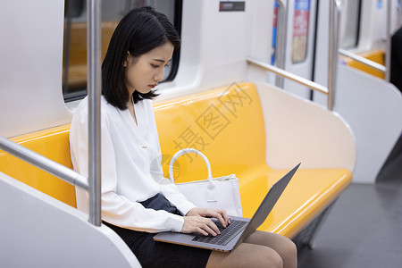 下班路上工作的女性地铁高清图片素材