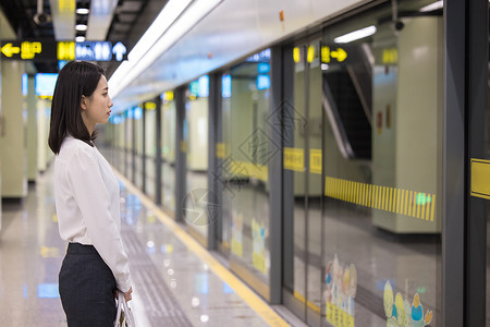 乘坐地铁下班的女性亚洲人高清图片素材