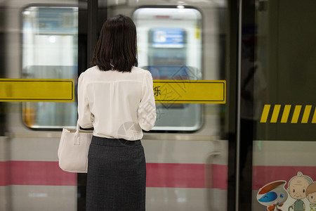 乘坐地铁下班的女性背影休假高清图片素材
