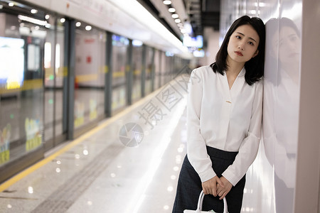 乘坐地铁下班的疲惫女性出远门高清图片素材