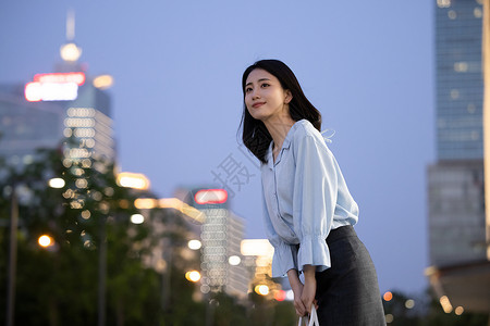 万顺叫车夜晚下班打车的女性背景