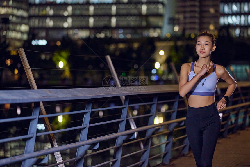 城市户外夜景健身美女夜跑图片