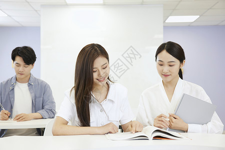 成人教育补习班老师辅导女学生图片